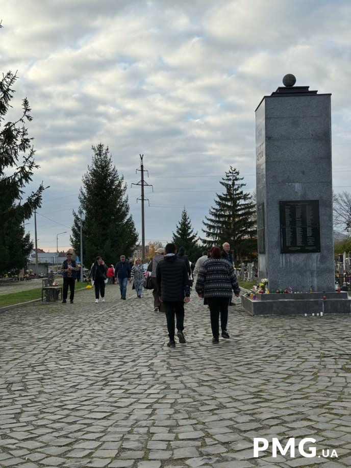 Люди масово йдуть на кладовища: як на Закарпатті проходить День пам’яті померлих – 02 Закарпатці відвідують могили рідних