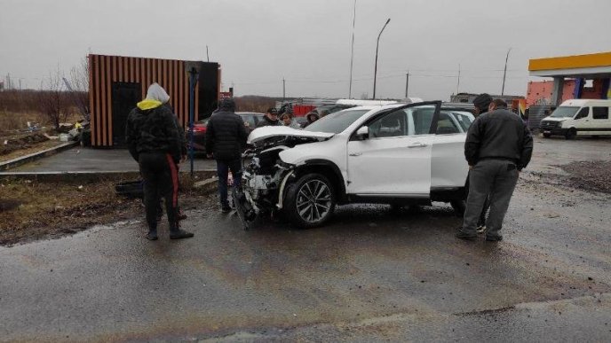 На Ужгородщині лоб у лоб зіткнулись дві машини – 01