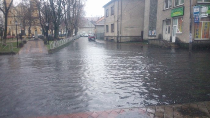 На Тячівщині паводок пошкодив незавершену дамбу та автодорогу, плаває Хуст – 02