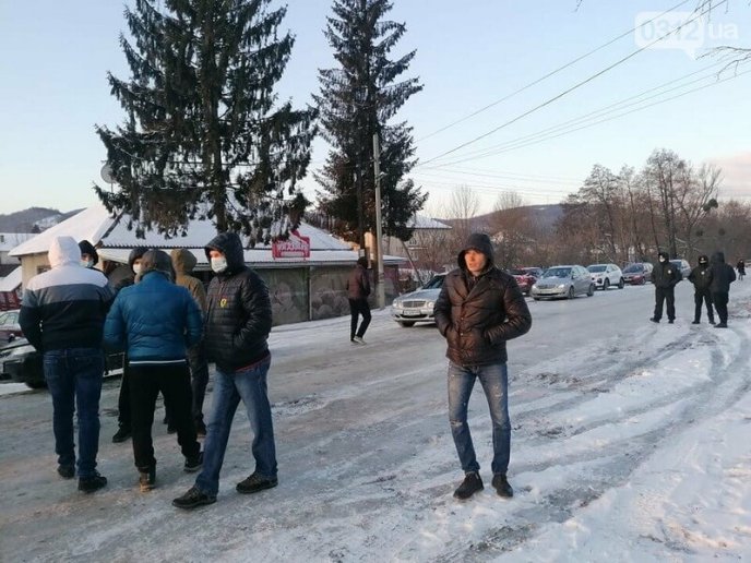 Обурені закарпатці зранку перекрили дорогу – 01