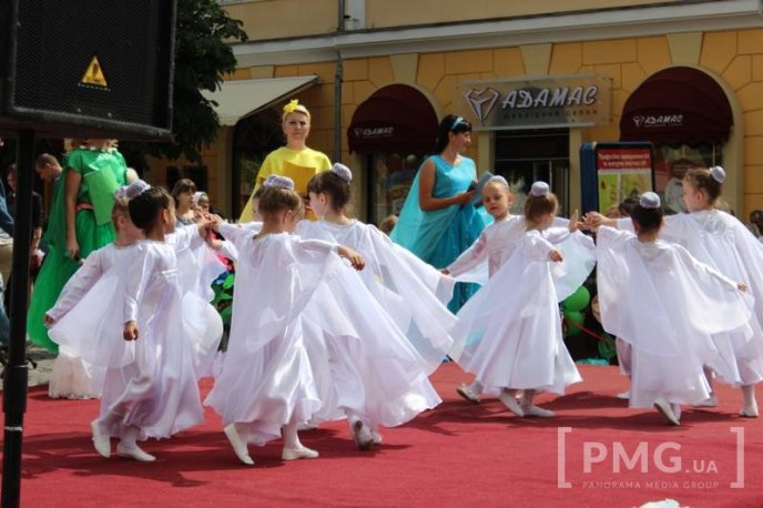 Центр Мукачева перетворився на великий концертний майданчик – 20