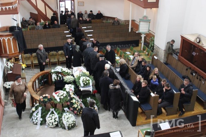 У зв’язку з похоронами єпископа Лайоша Гулачі вулицю Духновича у Мукачеві частково перекрили – 06