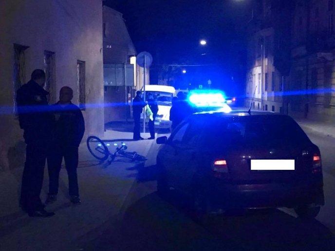На одному з перехресть Ужгорода іномарка збила велосипедиста: останнього забрала швидка – 09
