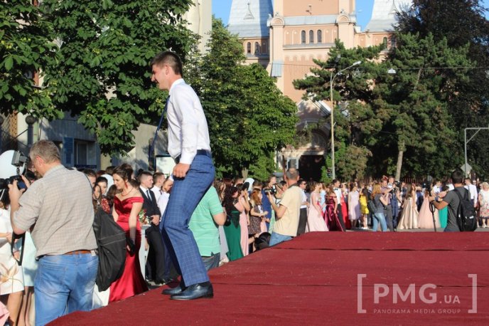 Мукачівські випускники станцювали прощальний вальс у центрі міста – 09