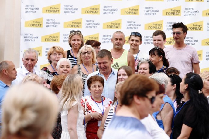 Роберт Горват зустрівся зі своїми прихильниками у замку – 04