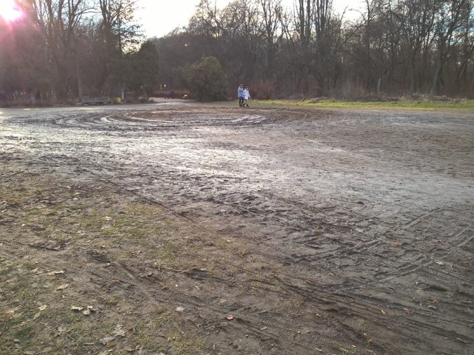Водії перетворили пішохідну частину Боздоського парку на багнюку – 03