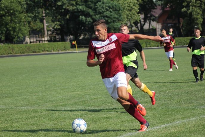 Футболісти з Мукачева та Бобовища влаштували справжню "перестрілку" – 02