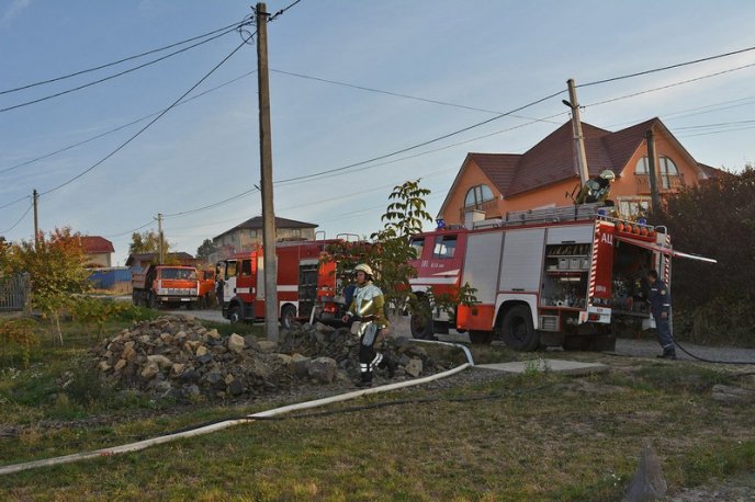 Загорівся будинок: вогонь гасили 10 рятувальників – 01