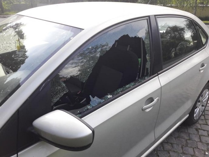 Прес-секретарю голови Закарпатської обласної ради пошкодили машину – 02