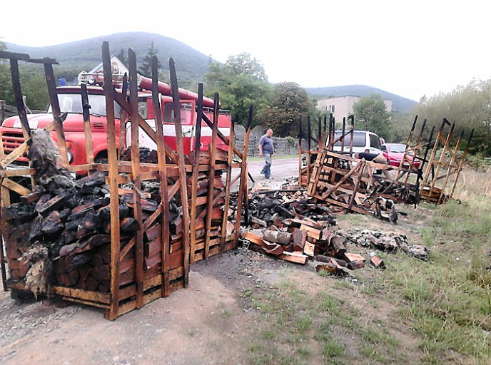 Перечинські вогнеборці ліквідували пожежу в деревообробному цеху – 02