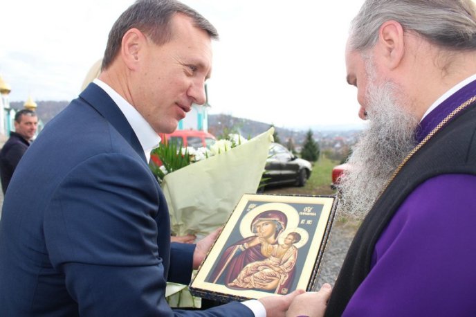 Архієпископу Феодору – 50: іменинника вітали перед богослужінням на Червоній горі – 03