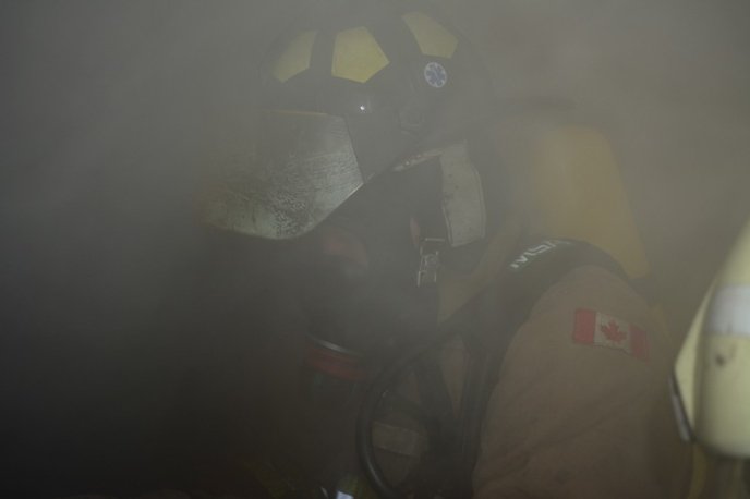 В Ужгороді загорілася квартира. Пожежу гасили 11 рятувальників – 03