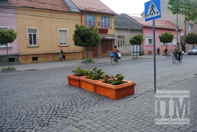 На вулиці Ілони Зріні у Мукачеві посеред дороги встановили декоративні клумби (ФОТО) – 01