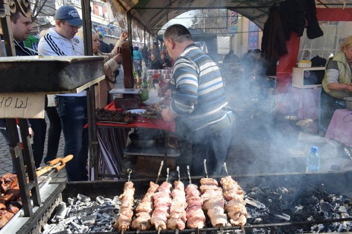 Багато м’яса, бограч, сири та мед: Берегово поринуло у винний фестиваль – 12