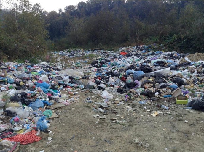 Обабіч траси Київ-Чоп неподалік Сваляви люди влаштували стихійне сміттєзвалище – 01