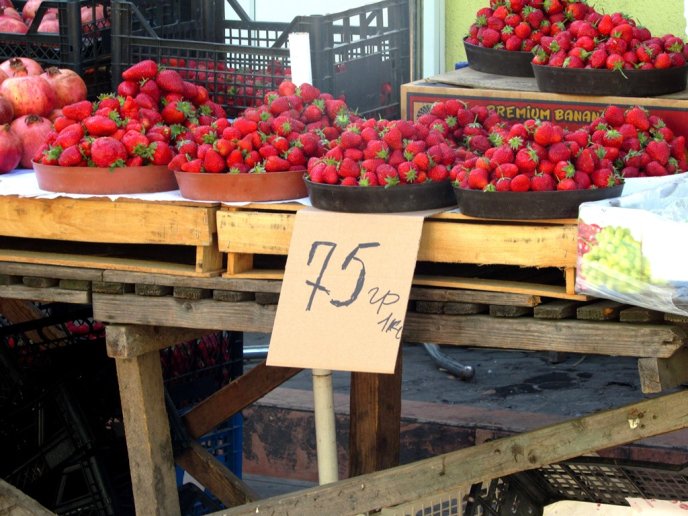 На ринку в Мукачеві вже продають черешні, а полуниця відчутно здешевшала – 02