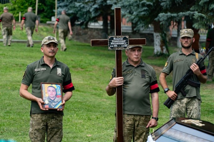 Закарпаття провело в останню путь військового, який із перших днів війни захищав Україну – 08 Закарпаття провело в останню путь військового, який із перших днів війни захищав Україну – 08