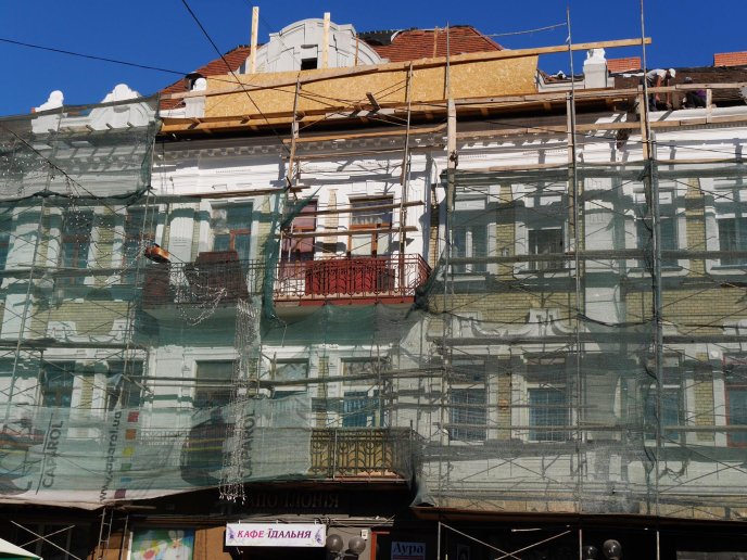 В історичному центрі Ужгорода ремонтують фасади будинків – 07