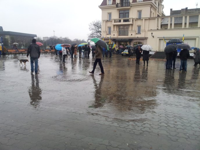 В Ужгороді люди також зібрались на Євромайдан (ФОТО) – 02