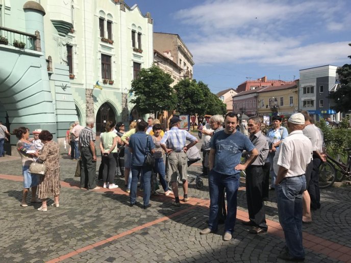 Чому мукачівці під стінами міськради протестували – 03