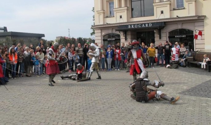 У центрі Ужгорода лицарі влаштували середньовічну битву – 12