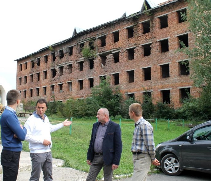 Жахи Хустської райлікарні: дах в аварійному стані й у дощ протікає, по стінах стікає вода, у палатах – грибок та плісень – 08