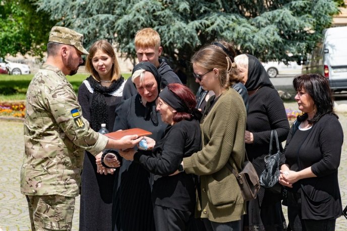 Залишилися дружина і троє дітей: на Закарпатті поховали Героя – 05