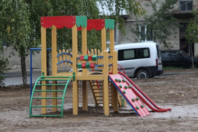 У Мукачеві встановлюють вісім нових дитячих майданчиків – 01