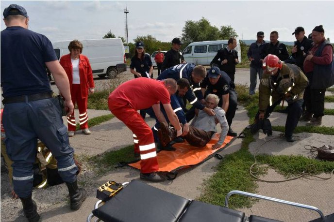 В Ужгороді чоловік впав у відкритий каналізаційний люк – 08