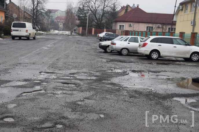 Яма на ямі: дороги Мукачева вкриті вибоїнами – 01