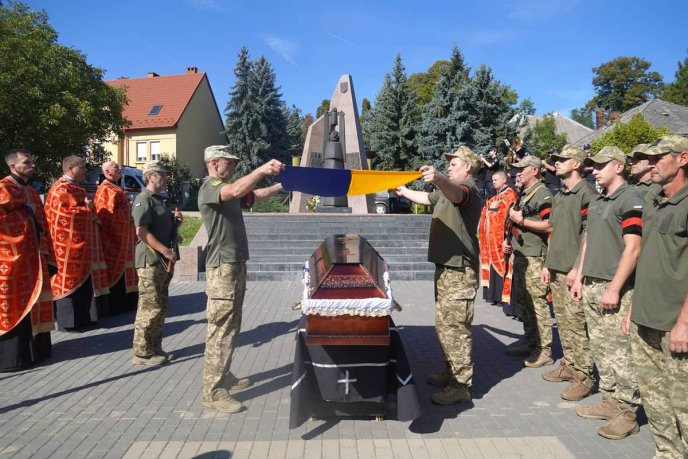 В Ужгороді попрощалися з полеглим військовим Андрієм Поганем – 03 В Ужгороді попрощалися з полеглим військовим Андрієм Поганем – 03