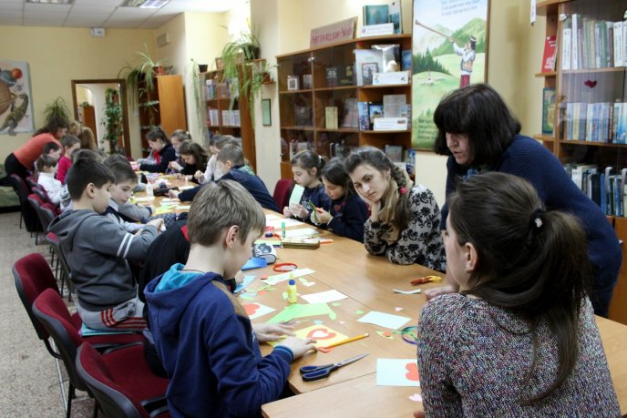 Закарпатські школярі виготовляли валентинки для однолітків зі Сходу України – 01