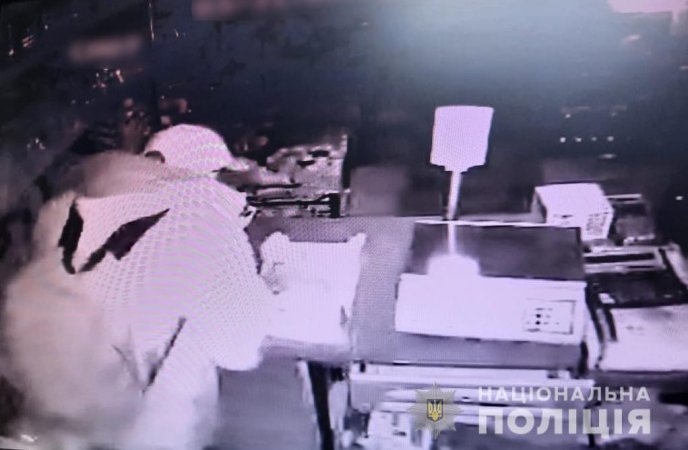 На Закарпатті вночі обкрадали магазини – 03