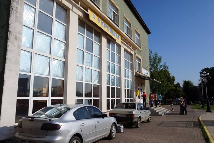 У Тячеві закрили єдине відділення "Укрпошти": працювати нема кому, всі звільнилися – 01 У Тячеві закрили єдине відділення "Укрпошти": працювати нема кому, всі звільнилися – 01