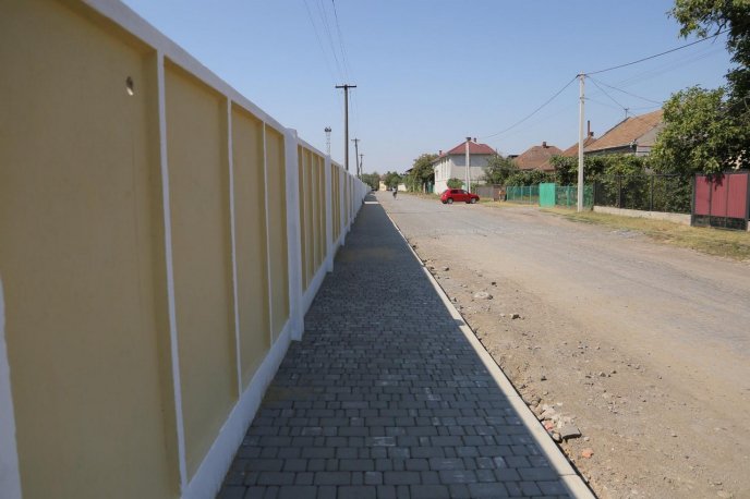 На одній із мукачівських вулиць завершують благоустрій території – 05