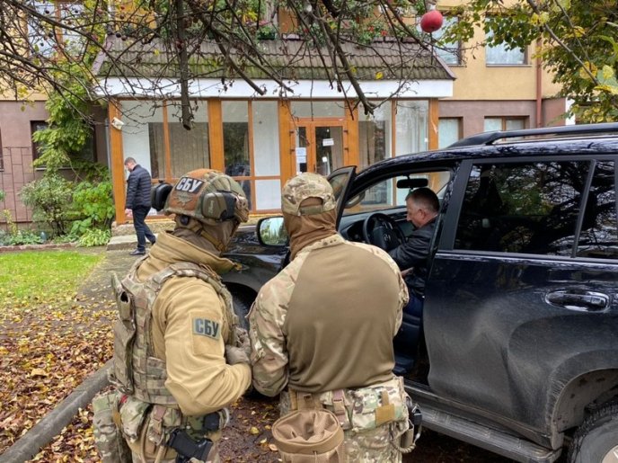 В Ужгороді затримали посадовця: опубліковано фото – 06
