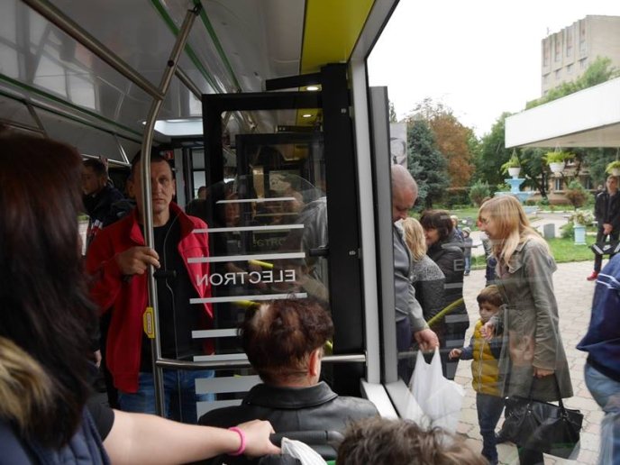 В Ужгороді новий автобус не зміг проїхати під залізничним мостом – 16