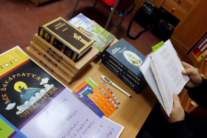 Художник Аттіла Коприва двомовно читав школярам вірші Лесі Українки – 06