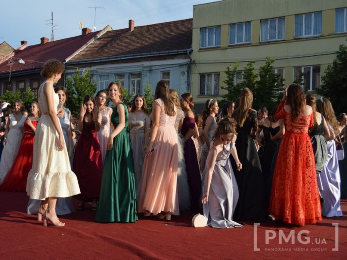 Парад випускників у Мукачеві: емоційні фото із заходу – 01