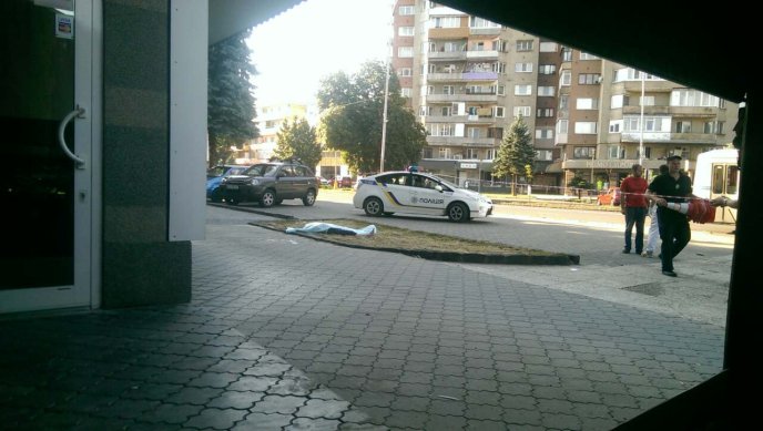 Під багатоповерхівкою в Ужгороді виявили тіло жінки: потерпіла або вистрибнула, або впала з 9-го поверху – 01