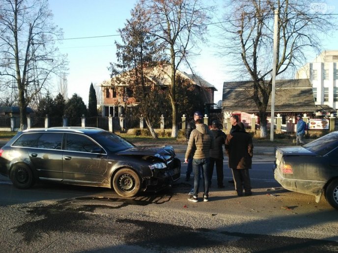Аварія в Ужгороді: зіткнулися одразу 4 машини – 05