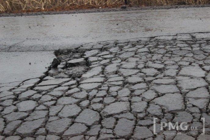 На першому шарі асфальту на Пряшівській-об’їзній у Мукачеві з’явились тріщини – 11