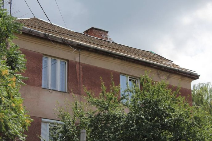 На одній з багатоповерхівок Мукачева відремонтують дах – 10