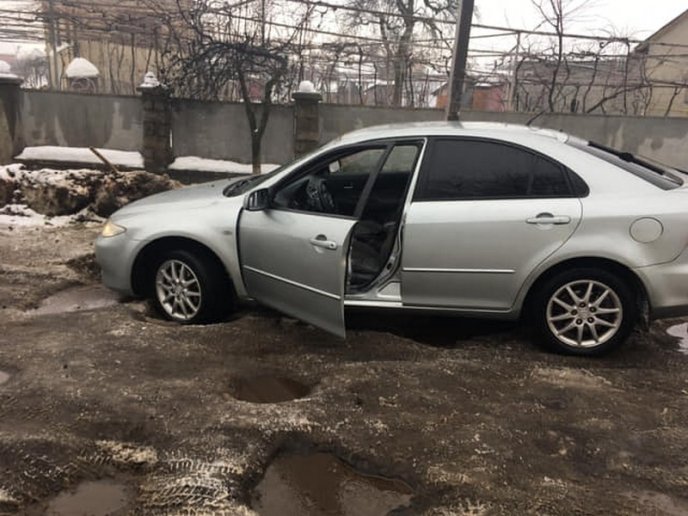 На Закарпатті після суспільного розголосу голова села пішов засипати ями на дорозі – 08