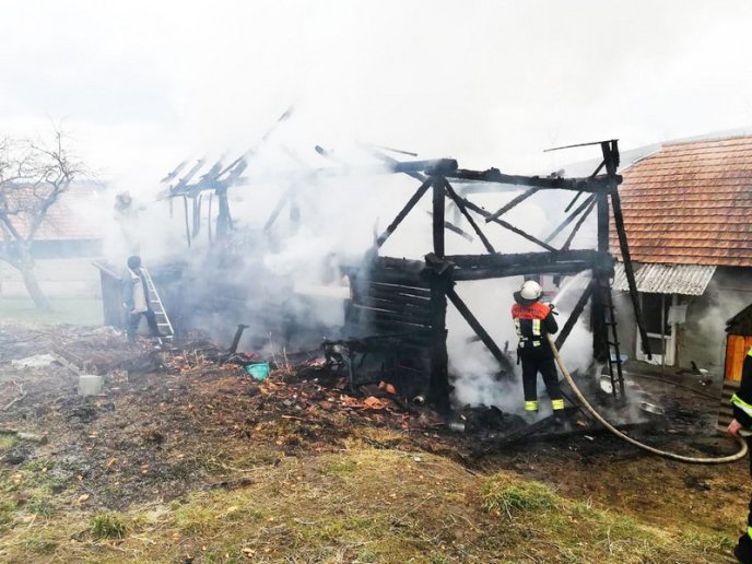 Через пожежу у хліві ледь не загорівся будинок – 02