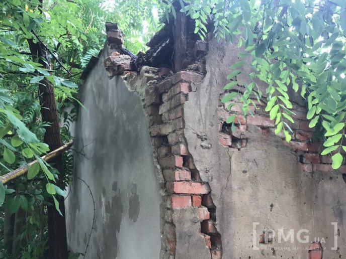 На парковці позаду мукачівської ратуші стіна розтрощила п’ять автівок – 06 На парковці позаду мукачівської ратуші стіна розтрощила п’ять автівок – 06