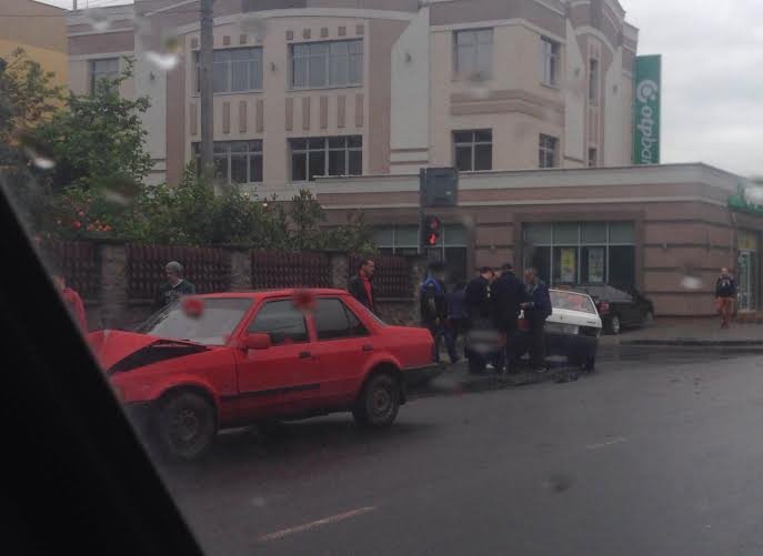 В Ужгороді не розминулись два легковики – 01 В Ужгороді не розминулись два легковики – 01