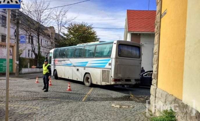 У Мукачеві "Мазда" зіткнулася з автобусом – 02