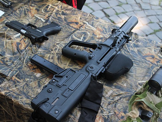 Закарпатські правоохоронці влаштували виставку зброї – 08