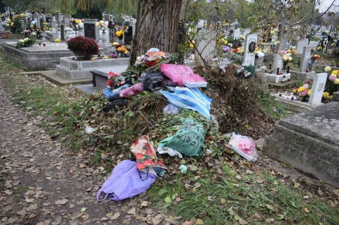 Гори сміття: як виглядає кладовище після Дня пам’яті – 04